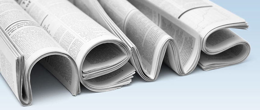 vier Zeitungen formen das Wort "news"